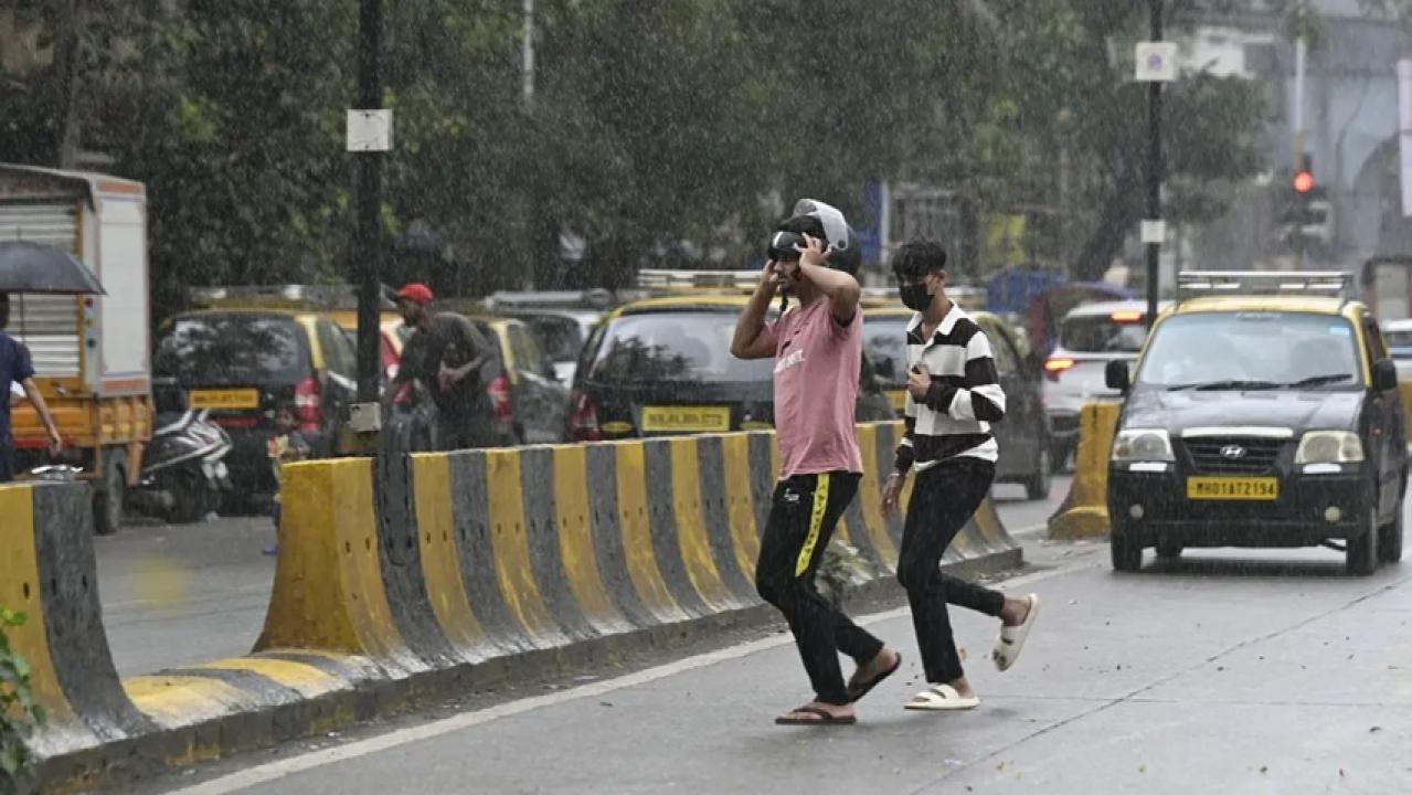Iमुंबई में शुक्रवार को आंशिक रूप से बादल, हल्की बारिश के संकेत