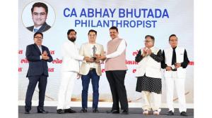 माननीय मुख्यमंत्री श्री देवेंद्र फडणवीस और माननीय उपमुख्यमंत्री श्री एकनाथ शिंदे के हाथों फिलांथ्रोपिस्ट ऑफ द ईयर अवार्ड 2026 प्राप्त करते हुए सीए अभय भुतडा